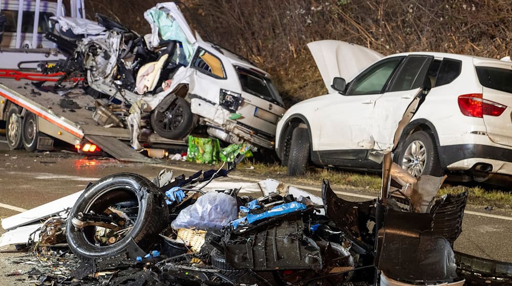 Schwerer Unfall mit mehreren Fahrzeugen in Mittelfranken. (Archivbild) / Foto: Stefan Puchner/dpa