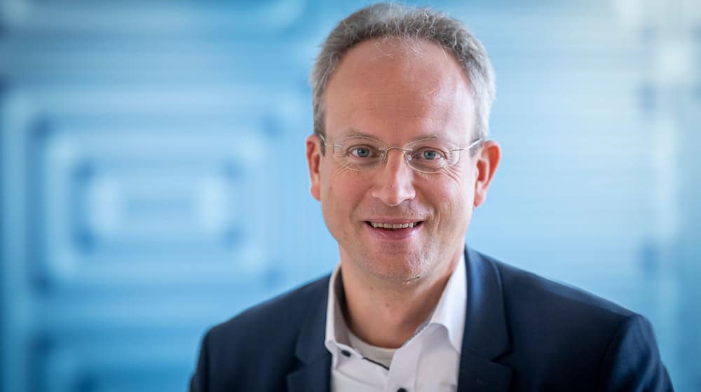 Bald hat BLM-Präsident Schmiege euch eine Spitzenposition für alle 14 deutschen Landesmedienanstalten (DLM) inne. / Foto: Peter Kneffel/dpa