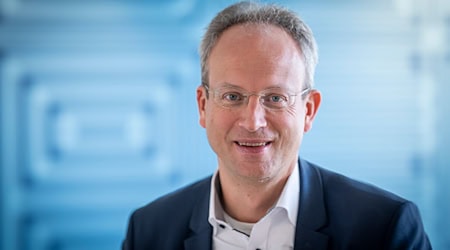 Bald hat BLM-Präsident Schmiege euch eine Spitzenposition für alle 14 deutschen Landesmedienanstalten (DLM) inne. / Foto: Peter Kneffel/dpa