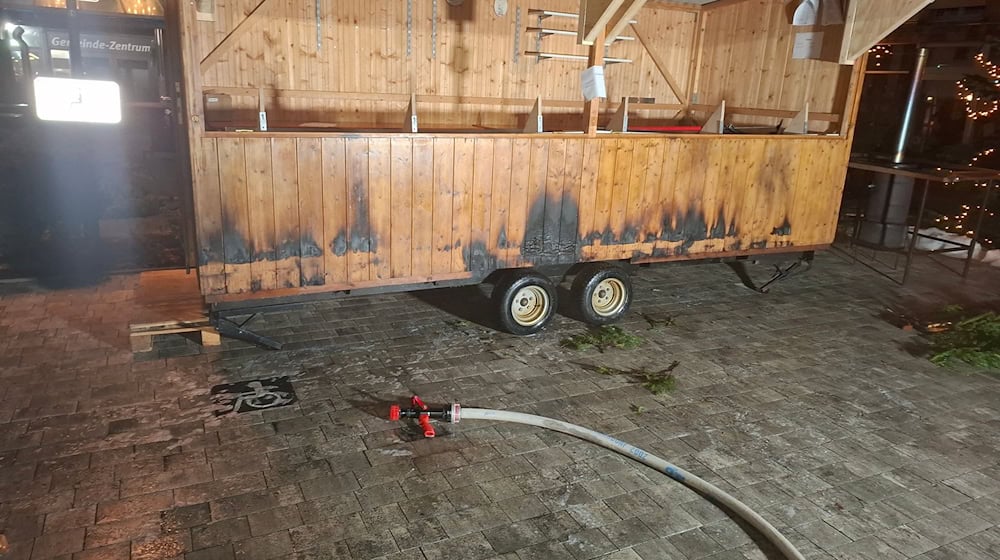 Insgesamt acht Buden sind durch das Feuer beschädigt worden. / Foto: -/Kreisfeuerwehrverband Cham/dpa