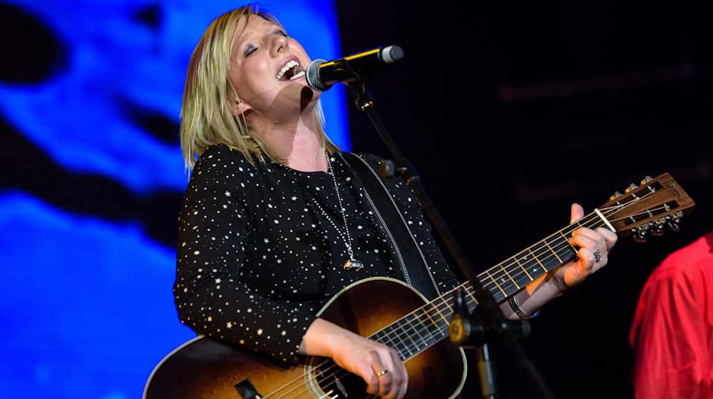 Claudia Koreck hat ihre erste Gitarre an Weihnachten erhalten. (Archivbild) / Foto: picture alliance / Matthias Balk/dpa