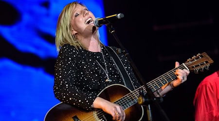 Claudia Koreck hat ihre erste Gitarre an Weihnachten erhalten. (Archivbild) / Foto: picture alliance / Matthias Balk/dpa