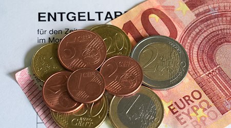 Am 1. Januar steigt der gesetzliche Mindestlohn von 12,82 auf 13,90 Euro. (Symbolbild) / Foto: Marcus Brandt/dpa