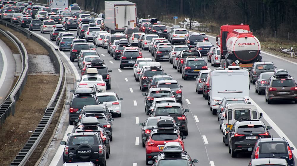 Unter anderem auf der A8 dürfte es am Wochenende wieder voll werden. (Archivbild) / Foto: picture alliance / Tobias Hase/dpa