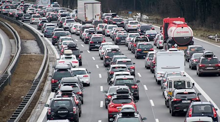 Unter anderem auf der A8 dürfte es am Wochenende wieder voll werden. (Archivbild) / Foto: picture alliance / Tobias Hase/dpa