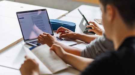 Für die digitale Ausstattung der bayerischen Schulen stehen im Doppelhaushalt mehrere 100 Millionen Euro zur Verfügung. (Symbolbild) / Foto: Philipp von Ditfurth/dpa