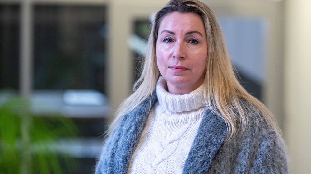 Zeugin im Champagner-Prozess: Nicole Bock trank im Februar 2022 ahnungslos aus einem Champagner-Glas, in dem sich die Droge MDMA befand. Sie schwebte danach in Lebensgefahr und kämpft bis heute mit den körperlichen und psychischen Folgen.  / Foto: Armin Weigel/dpa