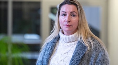 Zeugin im Champagner-Prozess: Nicole Bock trank im Februar 2022 ahnungslos aus einem Champagner-Glas, in dem sich die Droge MDMA befand. Sie schwebte danach in Lebensgefahr und kämpft bis heute mit den körperlichen und psychischen Folgen.  / Foto: Armin Weigel/dpa