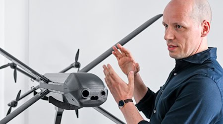 Das Rüstungsunternehmen Helsing - hier Mitgründer Gundbert Scherf - kooperiert künftig mit Schaeffler. (Archivbild) / Foto: Jens Kalaene/dpa