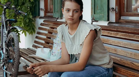 Sophia Gruber (Ylvi Unertl) macht sich Sorgen um den Gesundheitszustand ihrer neuen Freundin Mia. «Der Bergdoktor» geht in die 19. Staffel. / Foto: Sabine Finger Fotografie/zdf/dpa