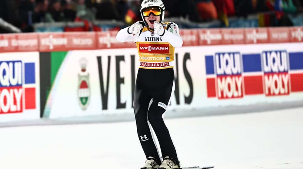 Fliegt allen davon: Domen Prevc. / Foto: Daniel Karmann/dpa