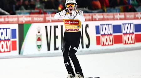 Fliegt allen davon: Domen Prevc. / Foto: Daniel Karmann/dpa