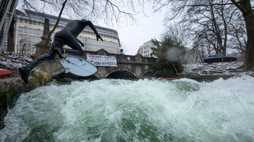 Ein Weihnachtswunder? Auf dem Eisbach wird wieder gesurft. / Foto: Peter Kneffel/dpa