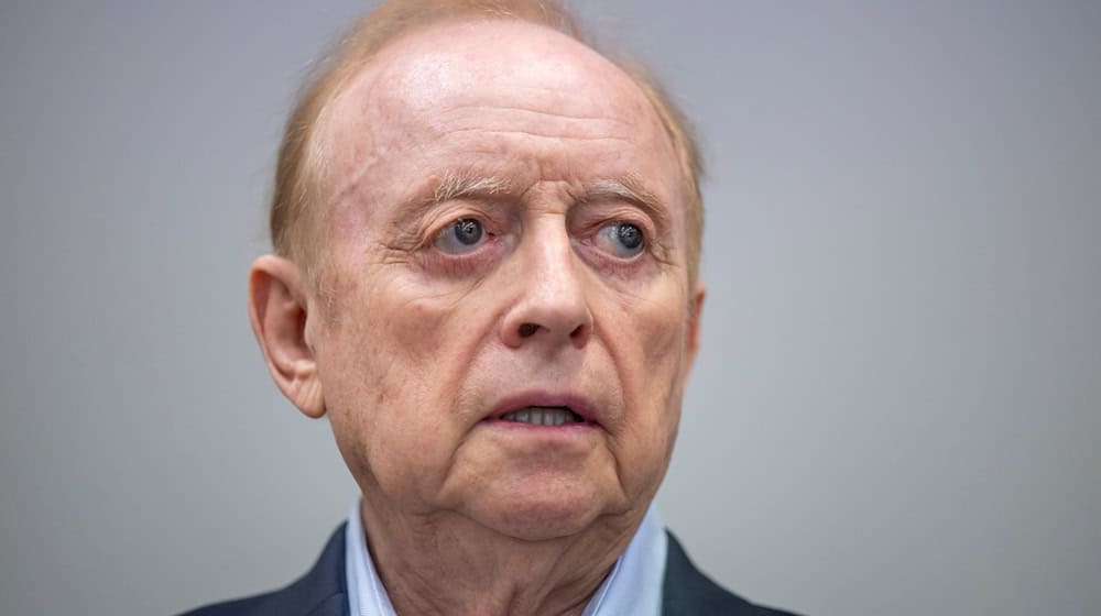 Bleibt trotz Fristablaufs auf freiem Fuß: Alfons Schuhbeck. (Archivbild) / Foto: Peter Kneffel/dpa