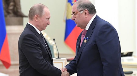 Gegen den russischen Oligarchen Usmanow (r.), der als Vertrauter von Präsident Putin (l.) gilt, wird in München nicht weiter ermittelt. (Archivbild) / Foto: Aleksey Nikolskyi/Planet Pix via ZUMA Wire/dpa