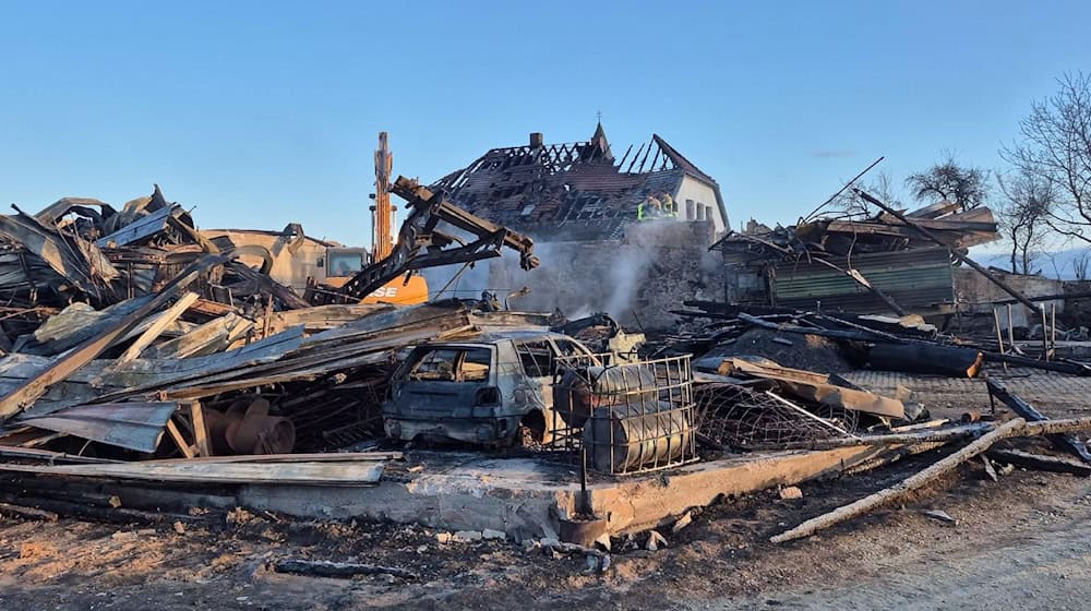 Mehrere Hofgebäude standen in Flammen, der Schaden ist immens. / Foto: Stefan Wintermeier/zema-medien.de/dpa
