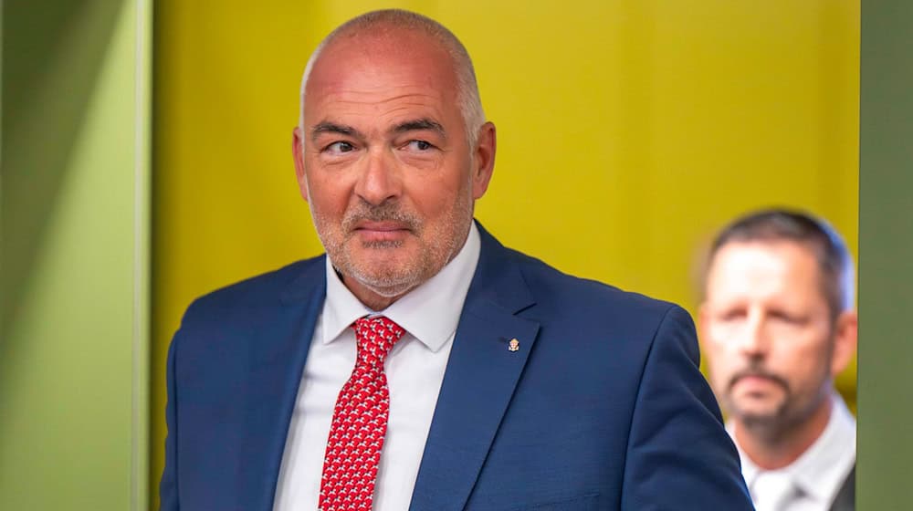 Steht erneut vor Gericht: der ehemalige CDU-Bundestagsabgeordnete Axel Fischer. (Archivbild) / Foto: Peter Kneffel/dpa