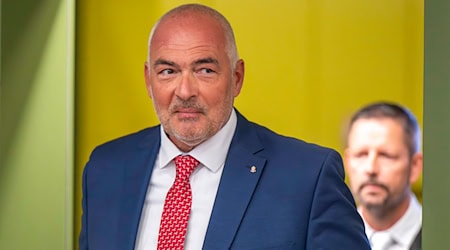 Steht erneut vor Gericht: der ehemalige CDU-Bundestagsabgeordnete Axel Fischer. (Archivbild) / Foto: Peter Kneffel/dpa