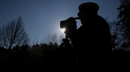 Der Autofahrer fuhr mehr als 90 Kilometer pro Stunde zu schnell. (Symbolbild) / Foto: Jan Woitas/dpa