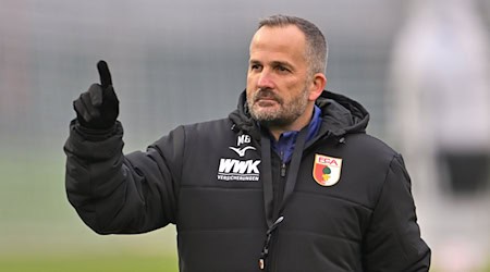 Manuel Baum leitet seine erste Trainingseinheit als Interimscoach in Augsburg. / Foto: Peter Kneffel/dpa