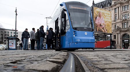 Beim Abbiegen stieß die Frau mit einer Trambahn zusammen. (Symbolbild) / Foto: Sven Hoppe/dpa