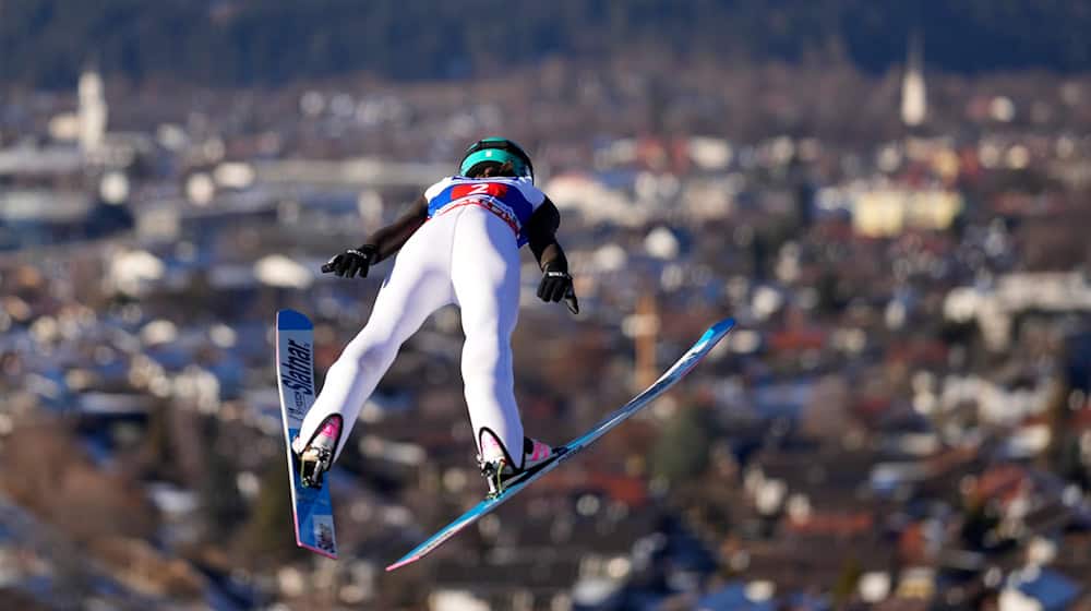 Die Slowenin Prevc fliegt der Konkurrenz davon. / Foto: Matthias Schrader/AP/dpa