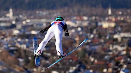 Die Slowenin Prevc fliegt der Konkurrenz davon. / Foto: Matthias Schrader/AP/dpa