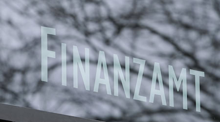 Das Stuttgarter Finanzamt. Bundesweit ist die Zahl der Klagen gegen Steuerbescheide stark gesunken. (Symbolbild) / Foto: Bernd Weißbrod/dpa