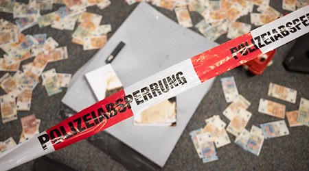 Schon wieder haben Unbekannte in Bayern einen Geldautomaten gesprengt. (Symbolbild) / Foto: Sebastian Gollnow/dpa