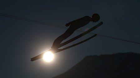 Karl Geiger legt einen schwachen Quali-Sprung hin. / Foto: Daniel Karmann/dpa