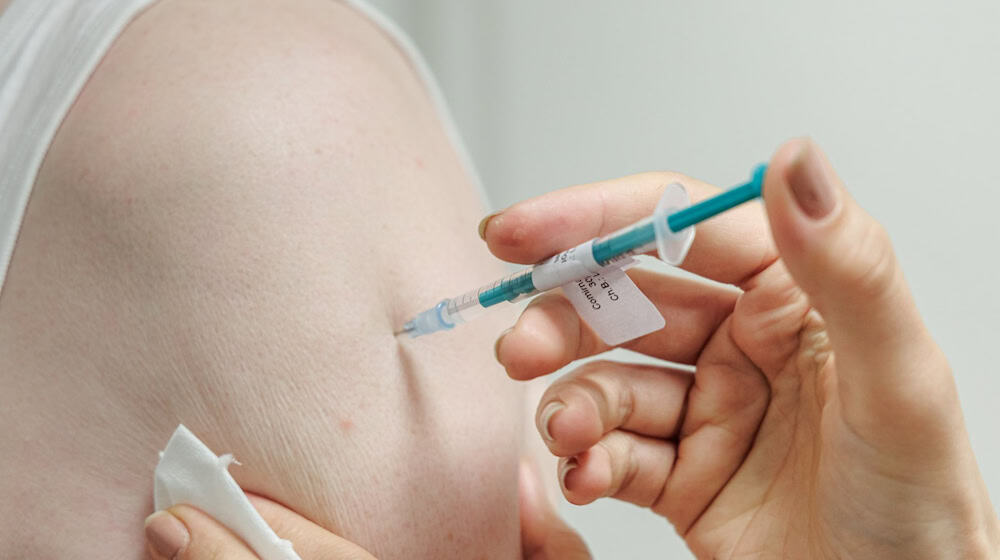 Seit 2018 sollen sich Ältere gegen Gürtelrose impfen lassen. (Symbolbild) / Foto: Markus Scholz/dpa