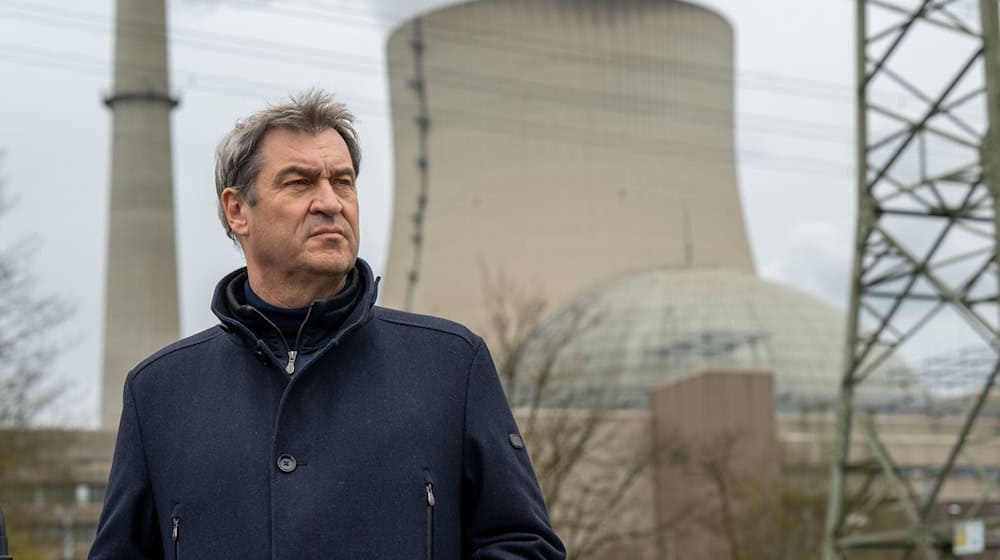 Nach dem Austritt Deutschlands aus der Kernenergie fordert CSU-Chef Markus Söder neue Wege zur Nutzung der Atomkraft. Sein Verweis auf kanadische Mini-Meiler sorgt nun für Kritik von den Grünen. (Archivbild)  / Foto: Peter Kneffel/dpa