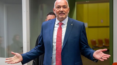 Fischer muss sich wegen des Vorwurfs der Bestechlichkeit vor dem Oberlandesgericht verantworten. (Archivbild) / Foto: Peter Kneffel/dpa