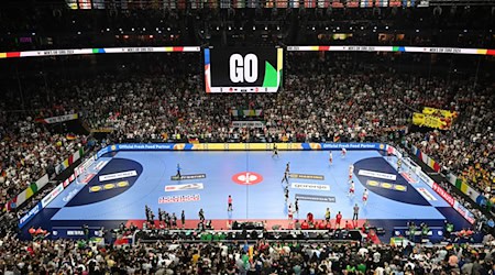 Die deutschen Handballer dürfen sich bei der Heim-WM 2027 wieder auf volle Hallen freuen. (Archivbild) / Foto: Federico Gambarini/dpa