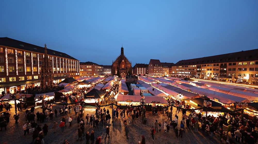 Die Kaufleute auf dem Nürnberger Christkindlesmarkt haben nach Angaben des Landesverbands der Marktkaufleute in diesem Jahr keinen Grund zur Klage. Viele Einzelhändler in Bayern hingegen sind enttäuscht vom Weihnachtsgeschäft. (Archivbild)  / Foto: Daniel Karmann/dpa