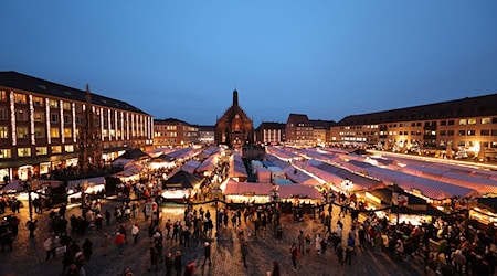 Die Kaufleute auf dem Nürnberger Christkindlesmarkt haben nach Angaben des Landesverbands der Marktkaufleute in diesem Jahr keinen Grund zur Klage. Viele Einzelhändler in Bayern hingegen sind enttäuscht vom Weihnachtsgeschäft. (Archivbild)  / Foto: Daniel Karmann/dpa
