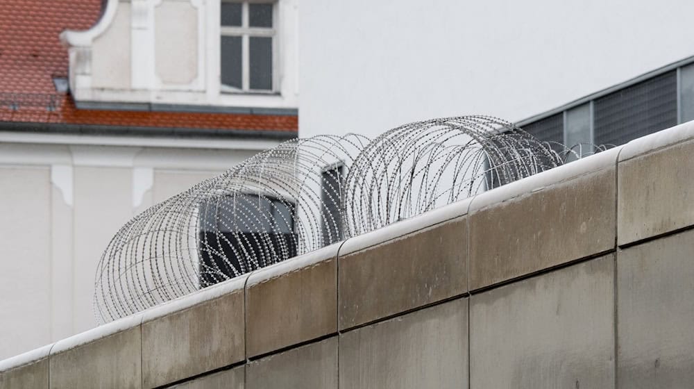 Wurden Handys und Drogen in die JVA Regensburg geschleust? (Archivbild) / Foto: picture alliance / Armin Weigel/dpa