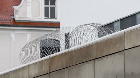 Wurden Handys und Drogen in die JVA Regensburg geschleust? (Archivbild) / Foto: picture alliance / Armin Weigel/dpa