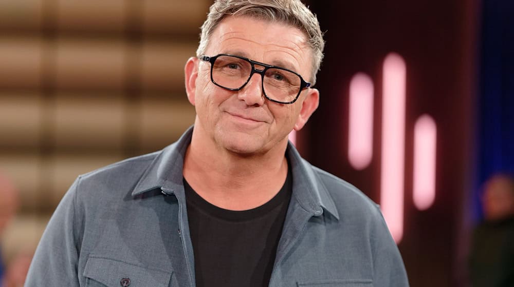 Hans Sigl ist mit einem ironisch-heiteren Weihnachtsprogramm auf Tournee. (Archivbild) / Foto: Henning Kaiser/dpa