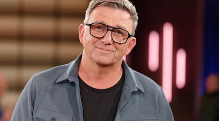 Hans Sigl ist mit einem ironisch-heiteren Weihnachtsprogramm auf Tournee. (Archivbild) / Foto: Henning Kaiser/dpa