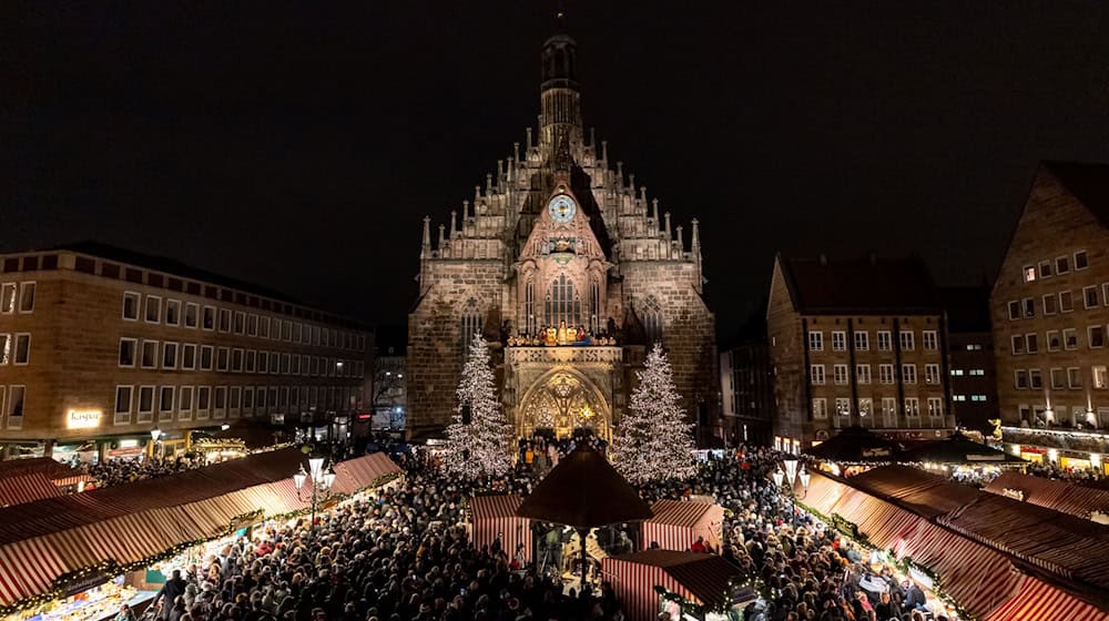 Bis auf kleinere Straftaten verlief der traditionsreiche Nürnberger Christkindlesmarkt friedlich. (Archivbild) / Foto: Daniel Karmann/dpa