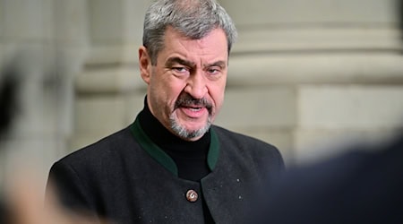 Nach seiner Operation mit Krücken zurück im Büro: Bayerns Ministerpräsident Markus Söder (CSU). (Archivbild) / Foto: Sebastian Christoph Gollnow/dpa