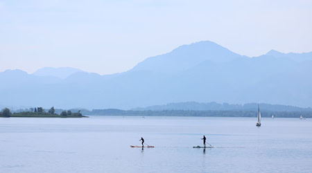 Bayerns Seen und Flüsse sind nicht nur bei Urlaubern sehr beliebt - auch zur Energiegewinnung können sie einen wichtigen Beitrag leisten. Neben der Wasserkraft bietet sich vielerorts im Land auch die sogenannte Gewässerthermie an. (Illustration) / Foto: Karl-Josef Hildenbrand/dpa