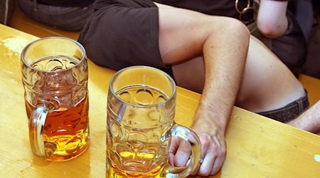 Die Zahl der Kinder und Jugendlichen, die mit Alkoholvergiftung in die Klinik kamen, nimmt weiter ab. (Symbolbild) / Foto: Karl-Josef Hildenbrand/dpa/dpa-tmn