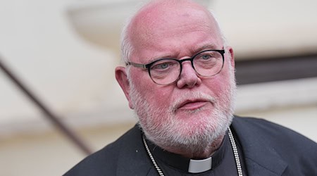 Reinhard Marx äußert sich zu zentralen Themen politischen Themen wie Migration, aber auch zum Missbrauchskandal in der Kirche. (Archivbild) / Foto: Michael Kappeler/dpa