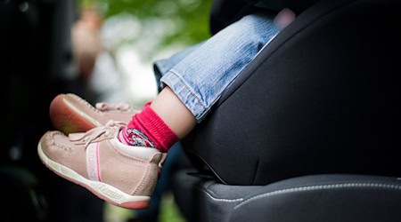 Statt im Kindersitz saß der kleine Junge im Beifahrersitz. (Symbolbild) / Foto: Nicolas Armer/dpa/dpa-tmn