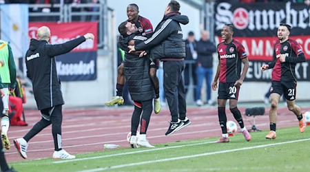 Ausgelassener Nürnberger Jubel mit Torschütze Mohamed Zoma (oben links) und Trainer Miroslav Klose nach dem 2:1. / Foto: Daniel Löb/dpa