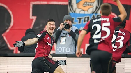 Luka Lotschoschwili (l) bejubelt sein erstes Tor für Nürnberg. / Foto: Daniel Karmann/dpa