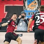 Luka Lotschoschwili (l) bejubelt sein erstes Tor für Nürnberg. / Foto: Daniel Karmann/dpa