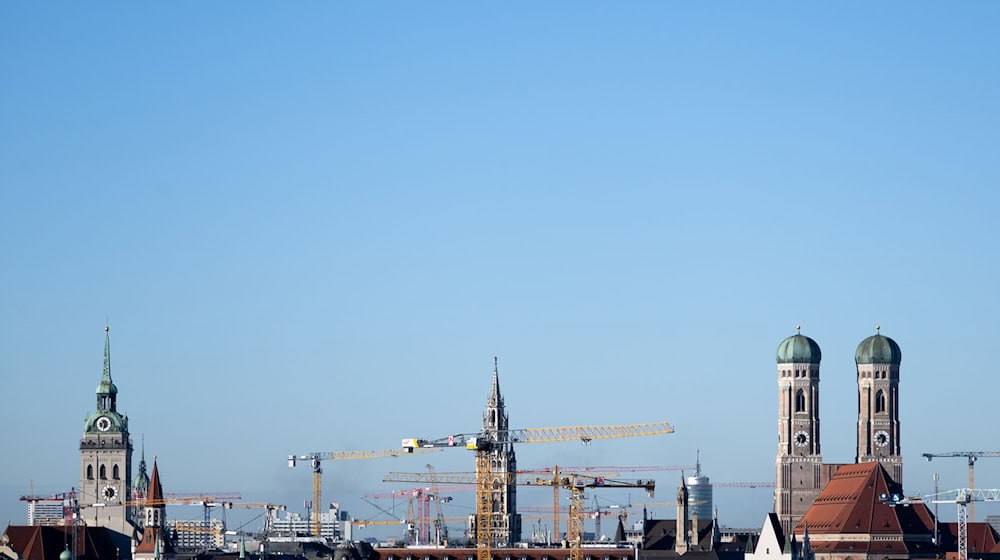 Baukräne in München. Im kommenden Jahr könnte die bayerische Wirtschaft nach Prognose der Vereinigung der bayerischen Wirtschaft wieder leicht wachsen. (Symbolbild) / Foto: Sven Hoppe/dpa